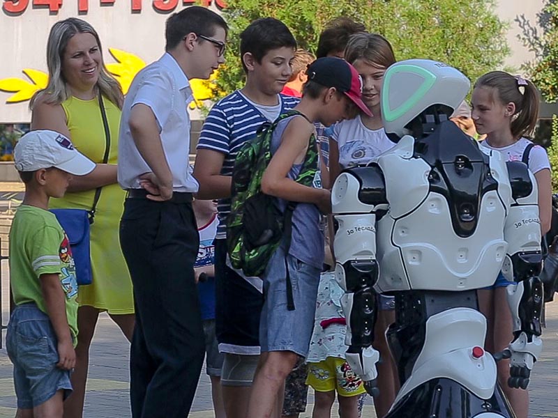 Робот-консьерж из ТеслаДома прогулялся по Батайску